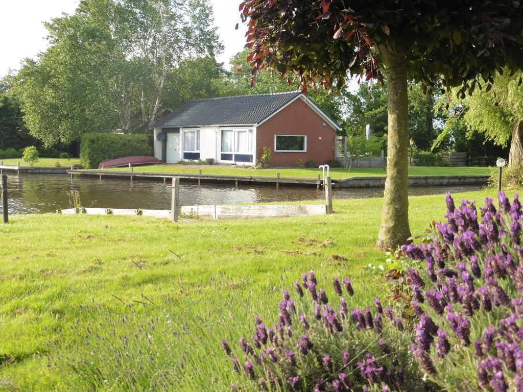 Unique Bungalow in Boornzwaag near the Lake Villa Langweer Buitenkant foto