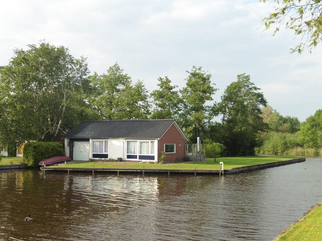 Unique Bungalow in Boornzwaag near the Lake Villa Langweer Buitenkant foto